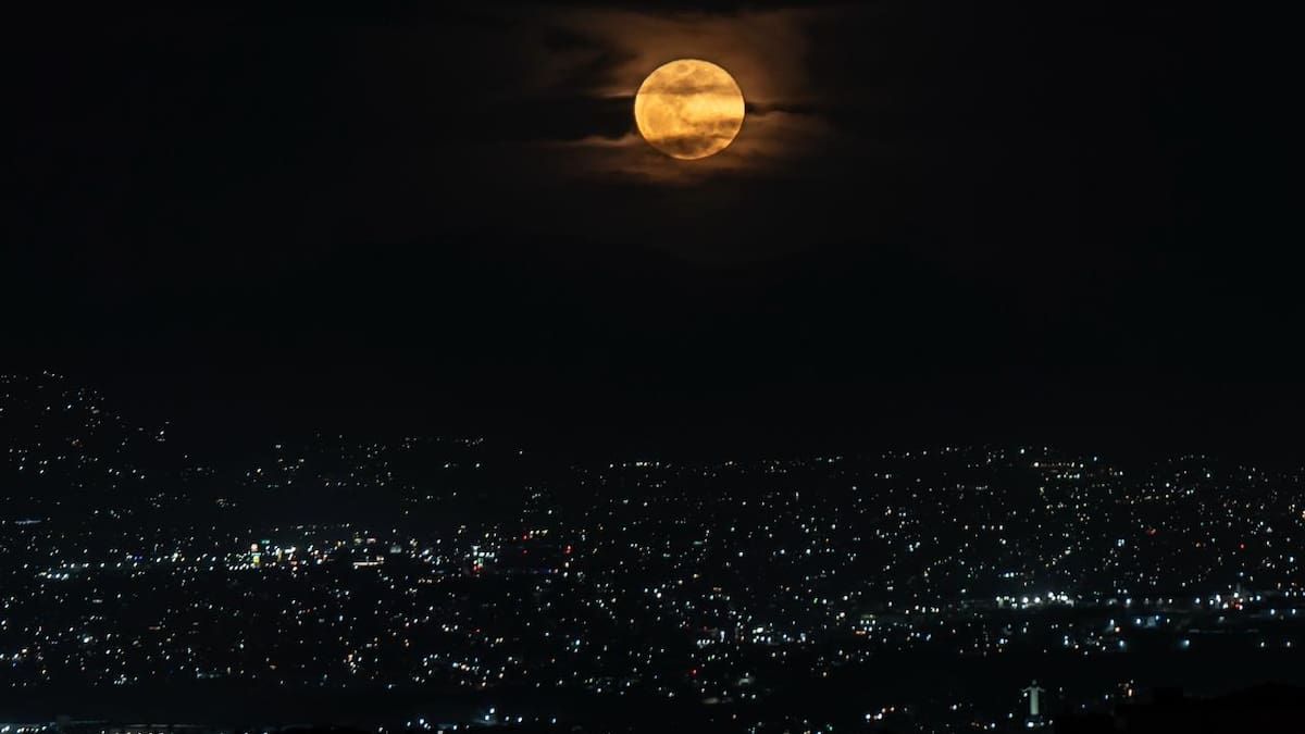 ¿Cuándo es la Luna llena de agosto de 2026 y por qué se le conoce como una fecha ideal para cerrar ciclos y atraer abundancia?
