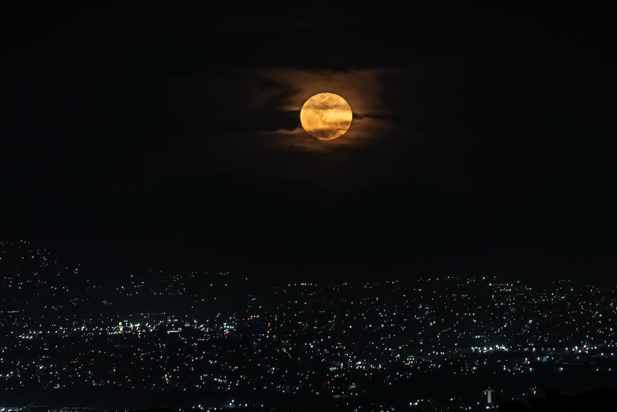 La luna llena iluminó el cielo de Tijuana la noche de este martes 3 de marzo, luego del eclipse total que pudo apreciarse en la región durante la madrugada. Foto: BorderZoom