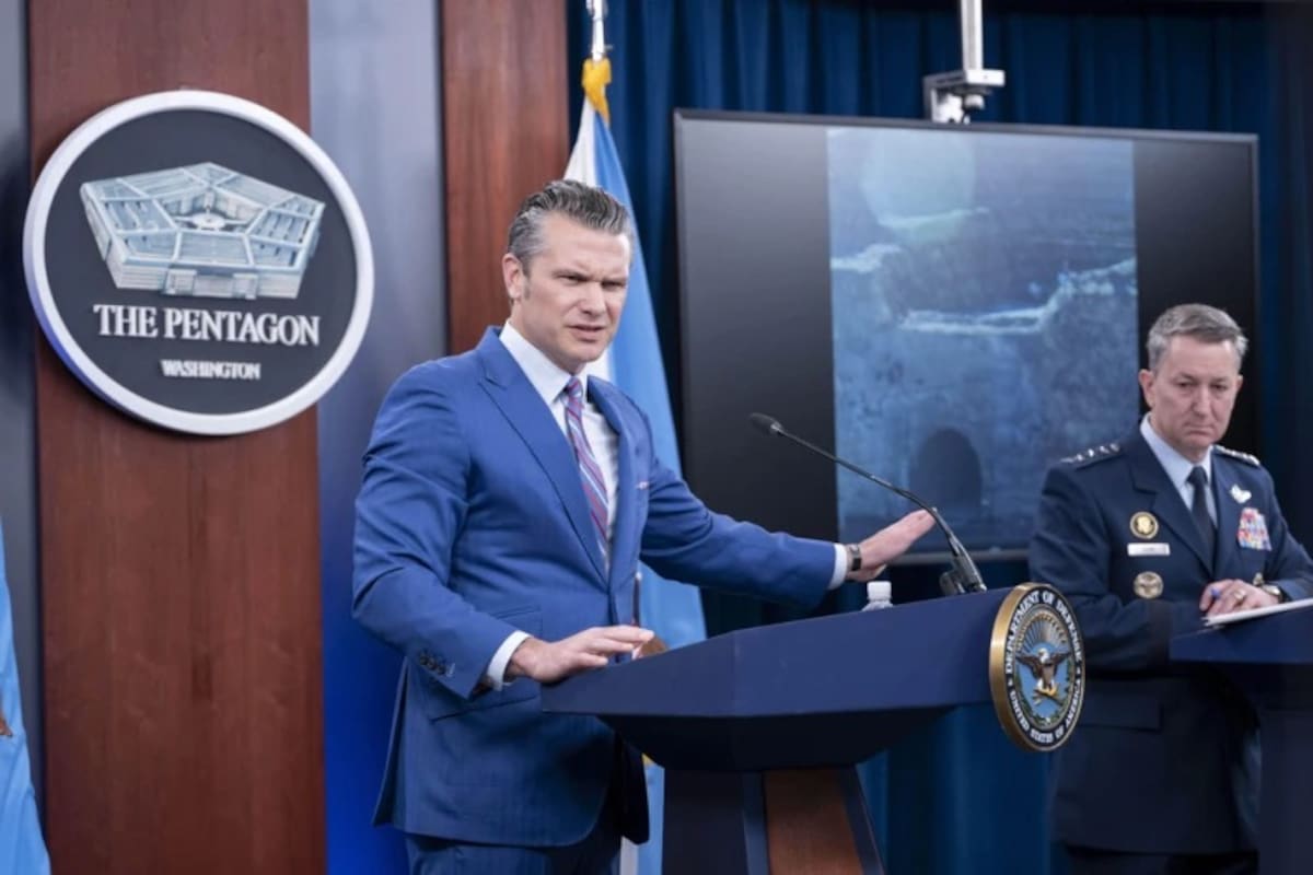 El secretario de Defensa, Pete Hegseth, y el jefe del Estado Mayor Conjunto, el general Dan Caine (derecha), participan en una conferencia de prensa en el Pentágono, el jueves 26 de junio de 2025, en Washington. | Crédito: AP/Kevin Wolf