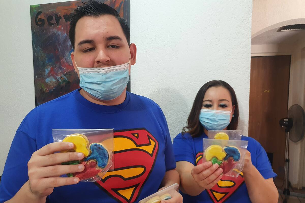 Germán y su mamá preparan unos ricospostres con causa