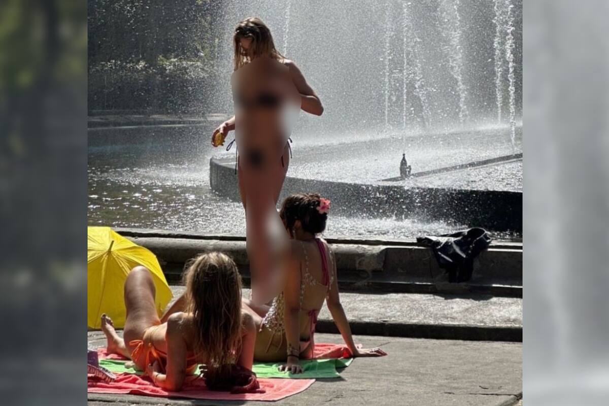 Captan a extranjeras con bikini disfrutando fuente de la CDMX como playa