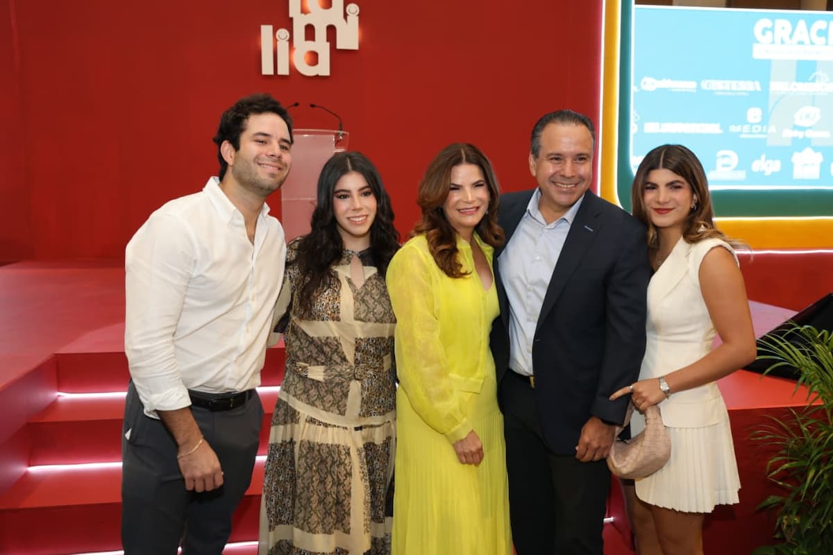 El alcalde Antonio Astiazarán Gutiérrez, junto a la presidenta del DIF Municipal, su esposa Patricia Ruibal de Astiazarán, y sus hijos Patricia, Antonio y María Paula Ruibal de Astiazarán. Foto: GH