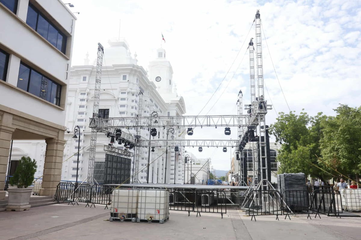 Los escenarios para la celebración del Grito de Independencia se están montando en las plazas Alonso Vidal, Zaragoza y Bicentenario. FOTO: TEODORO BORBÓN