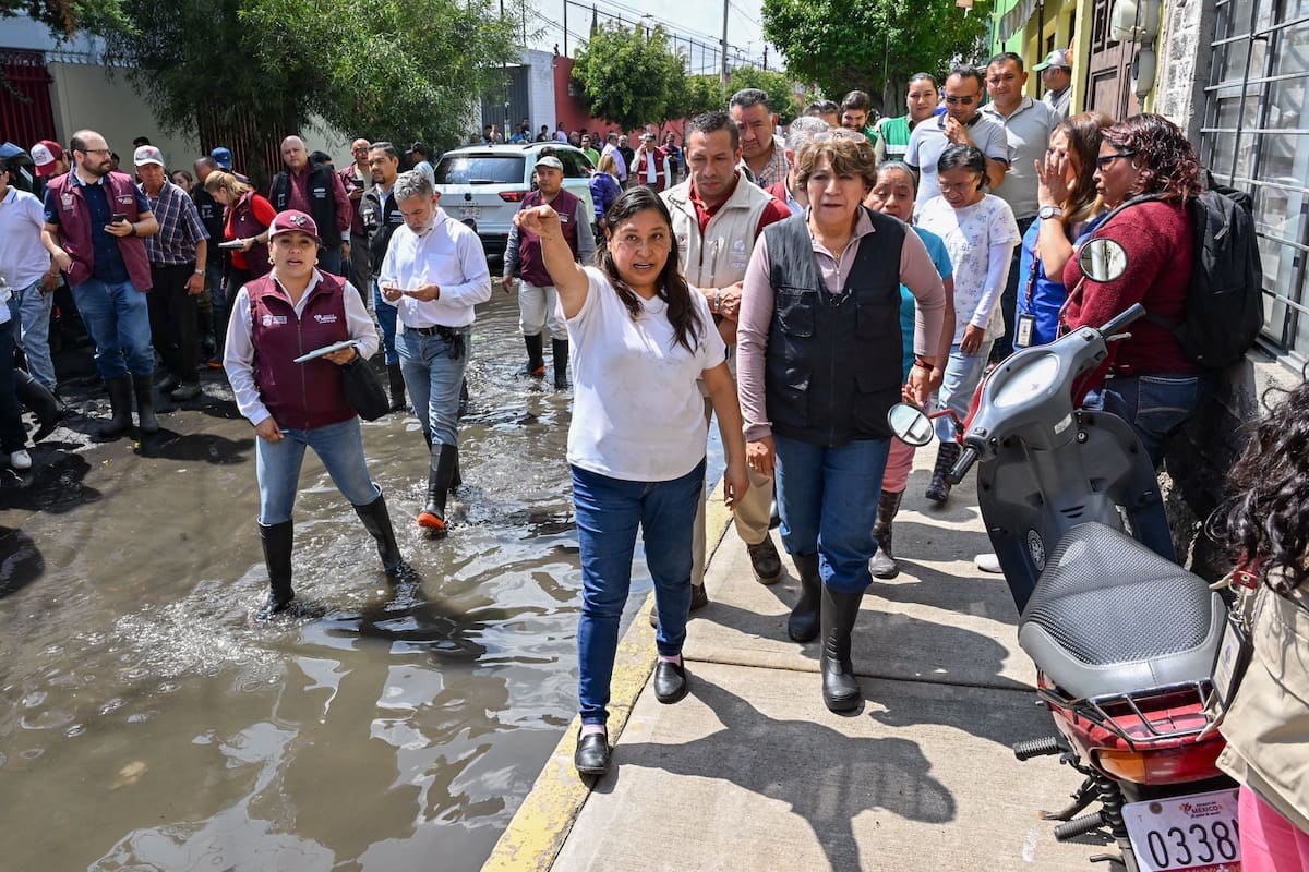Delfina Gómez recorriendo las calles y colonias afectadas en Nezahualcóyotl, para escuchar a las y los vecinos y supervisar los trabajos que se realizan.