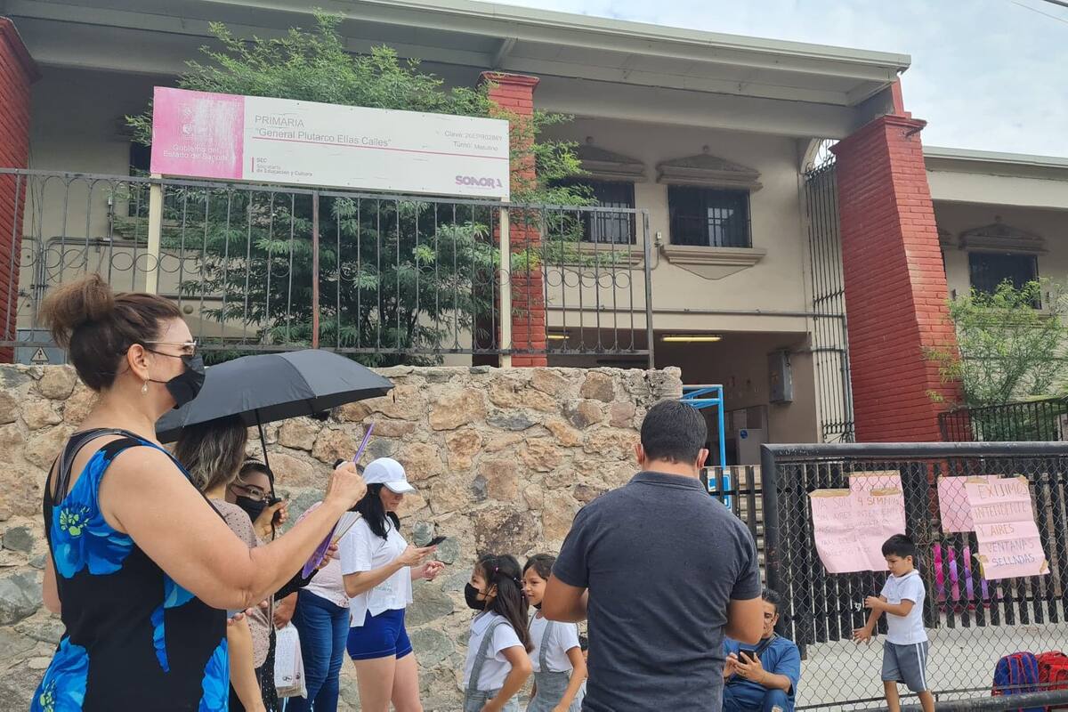 Realizan protesta padres de familia en primaria General Plutarco Elías Calles