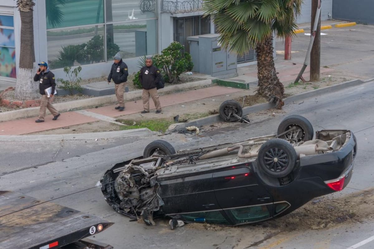 Abandonan auto tras volcadura en la Vía Rápida Poniente
