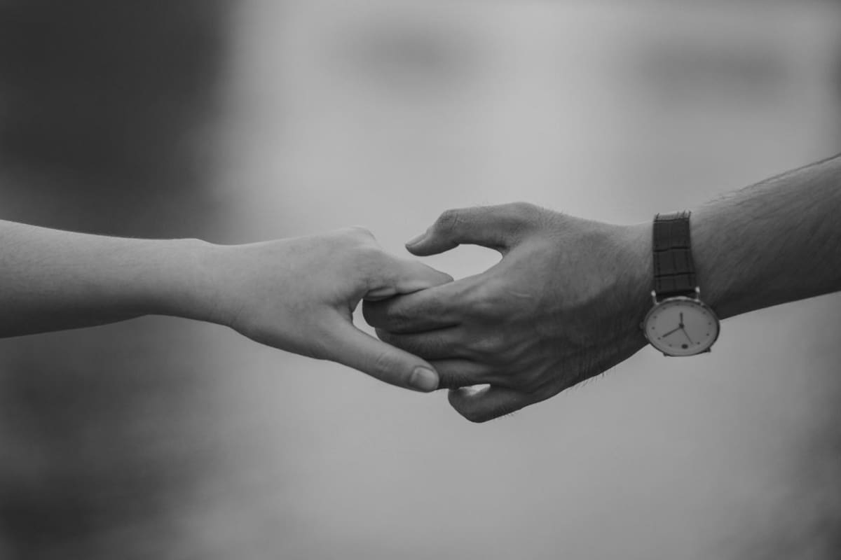 El miedo al compromiso no solo afecta relaciones amorosas, también influye en decisiones laborales y metas personales, señalan expertos