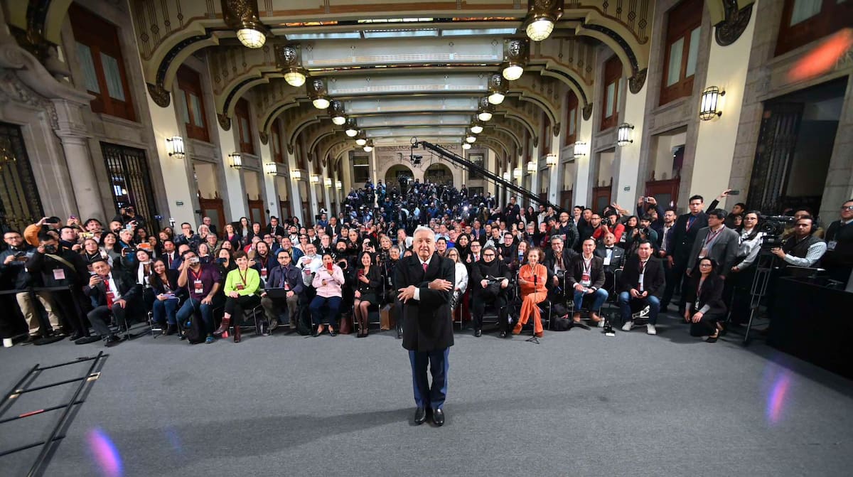 AMLO con los reporteros de la mañanera, en su última conferencia de prensa matutina. Foto: Especial