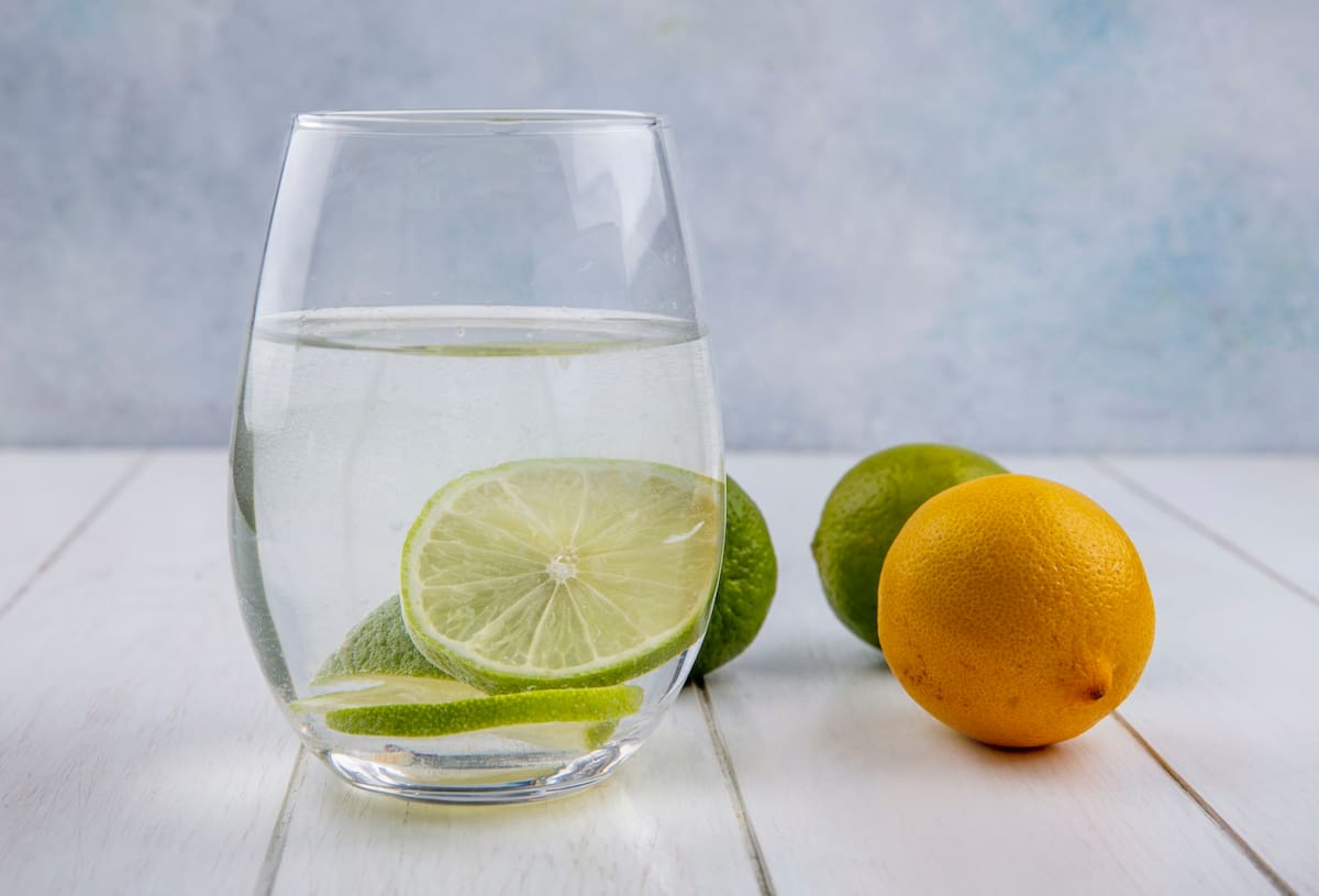 El agua tibia con limón ayuda a aliviar la indigestión | Foto: Freepik
