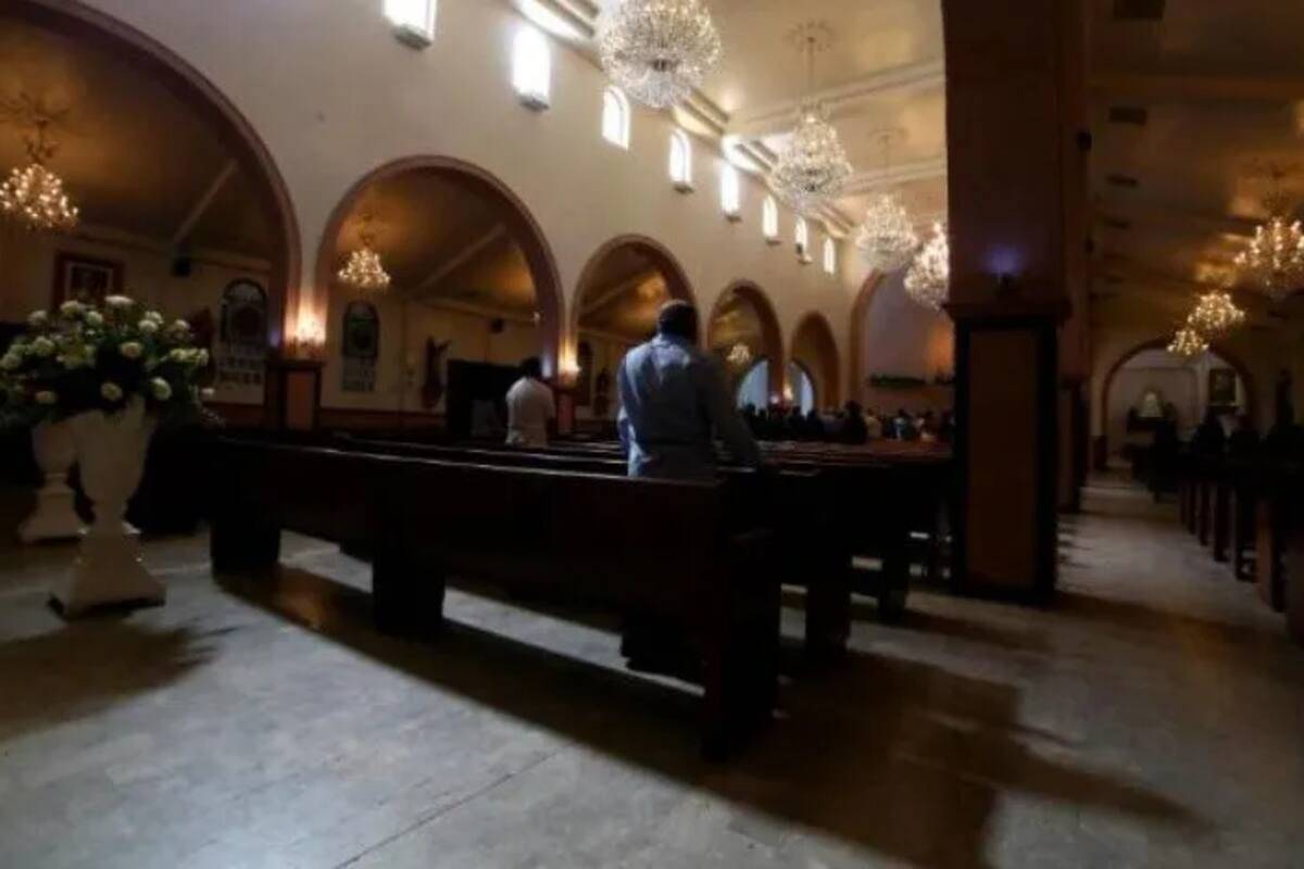 Feligreses reciben ceniza en la Catedral de Mexicali