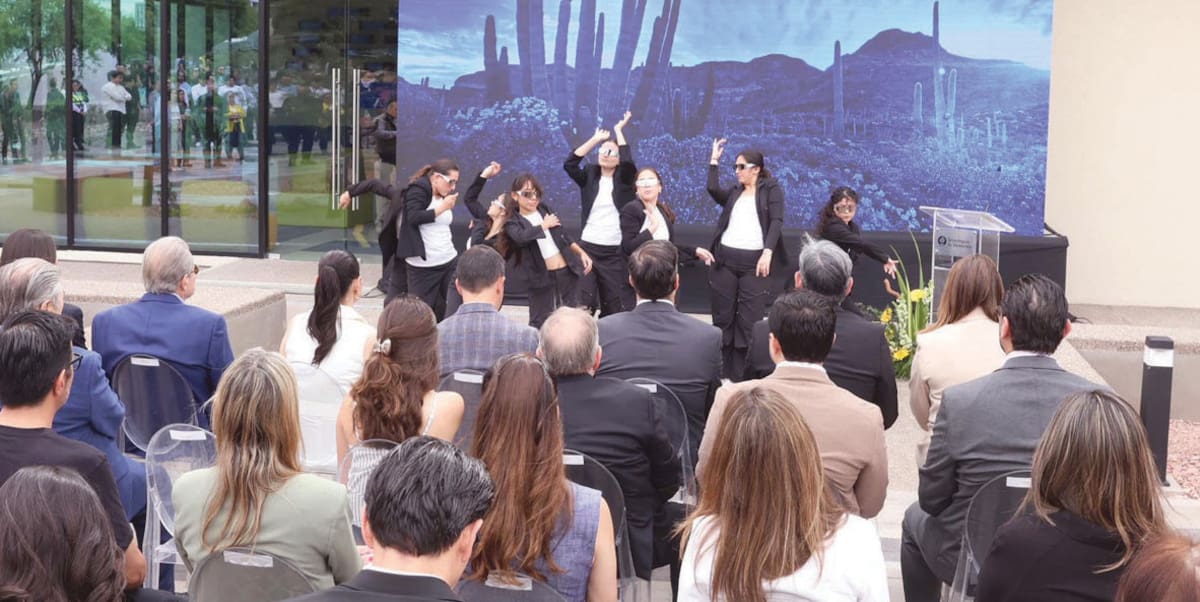 Los presentes disfrutan de un performance de baile. FOTO: TEODORO BORBÓN