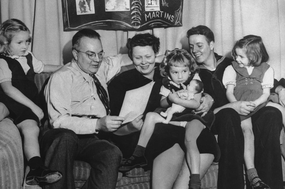 Esta foto navideña, proporcionada por la familia de Ken Martin, muestra, de izquierda a derecha, a Barbara, Ken, Barbara, Sue, Donald y Virginia en diciembre de 1952 en Portland, Oregón. | Crédito: Familia de Ken Martin vía AP, archivo