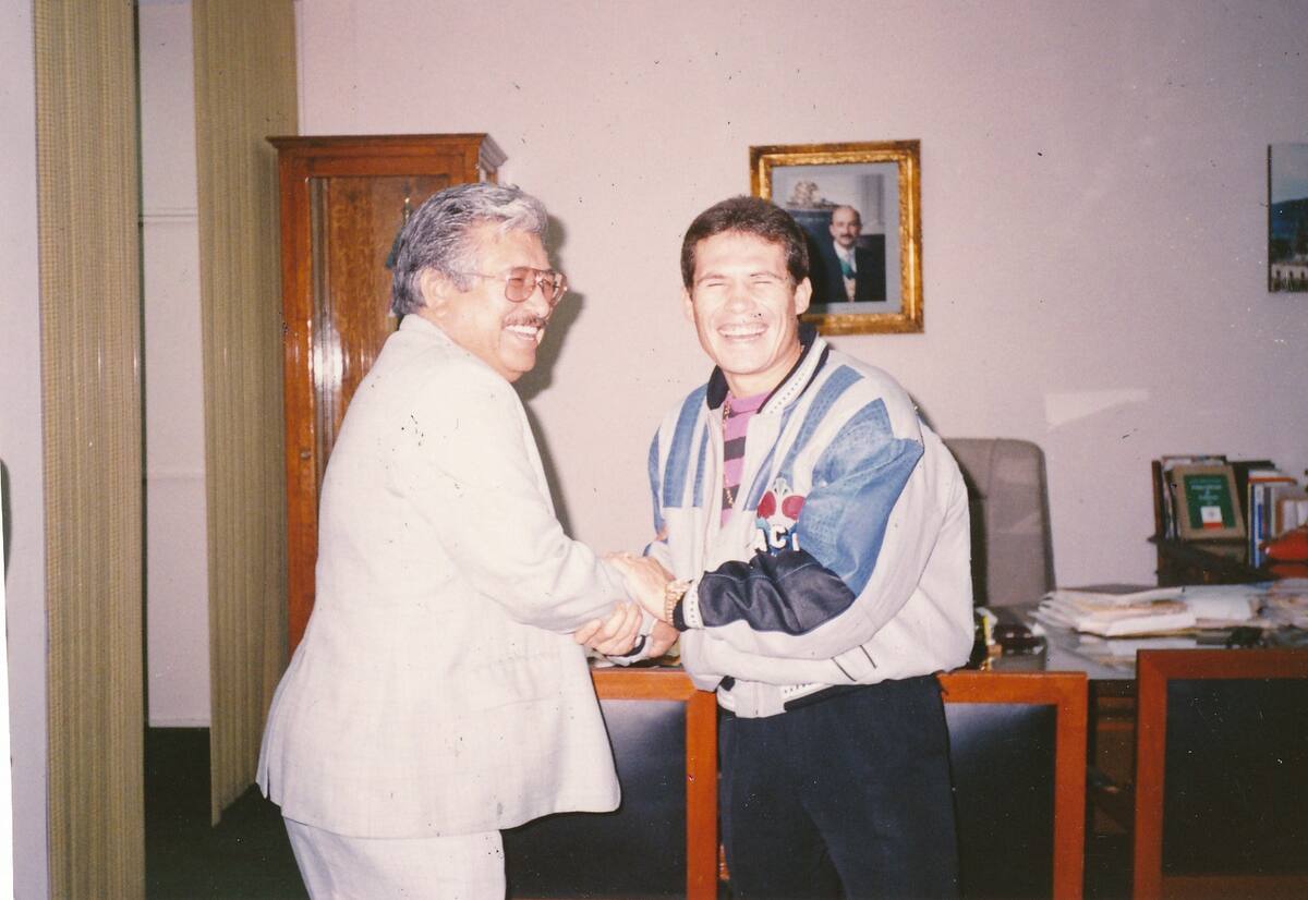 Julio César Chávez, a la derecha, dedicó una pelea a Lorenzo Duarte García, líder nacional de los ferrocarrileros y presidente del Congreso del Trabajo, durante una reunión que tuvieron en el D.F. en 1989. (Foto: Archivo GH)