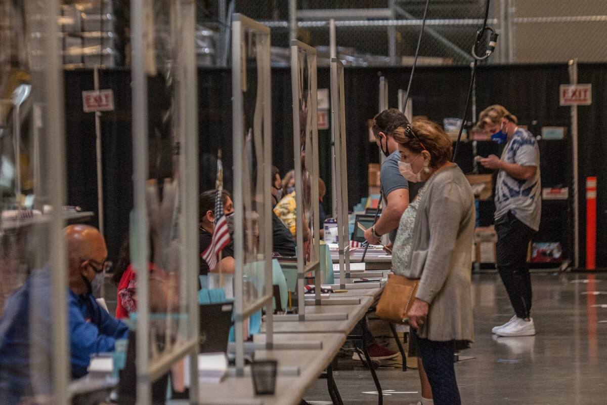 Registra 'Viejas Arena' gran afluencia de votantes en San Diego