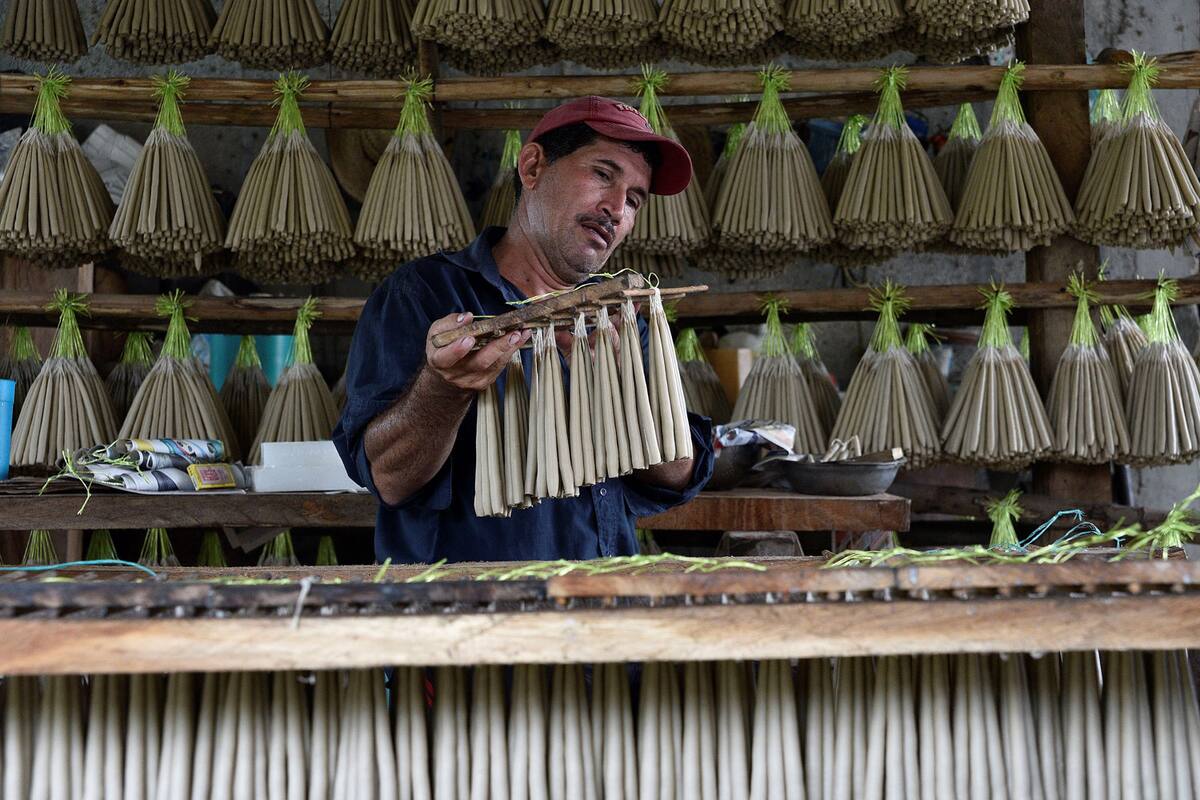 Velas de cebo, tradición que guía las ánimas en Día de Muertos