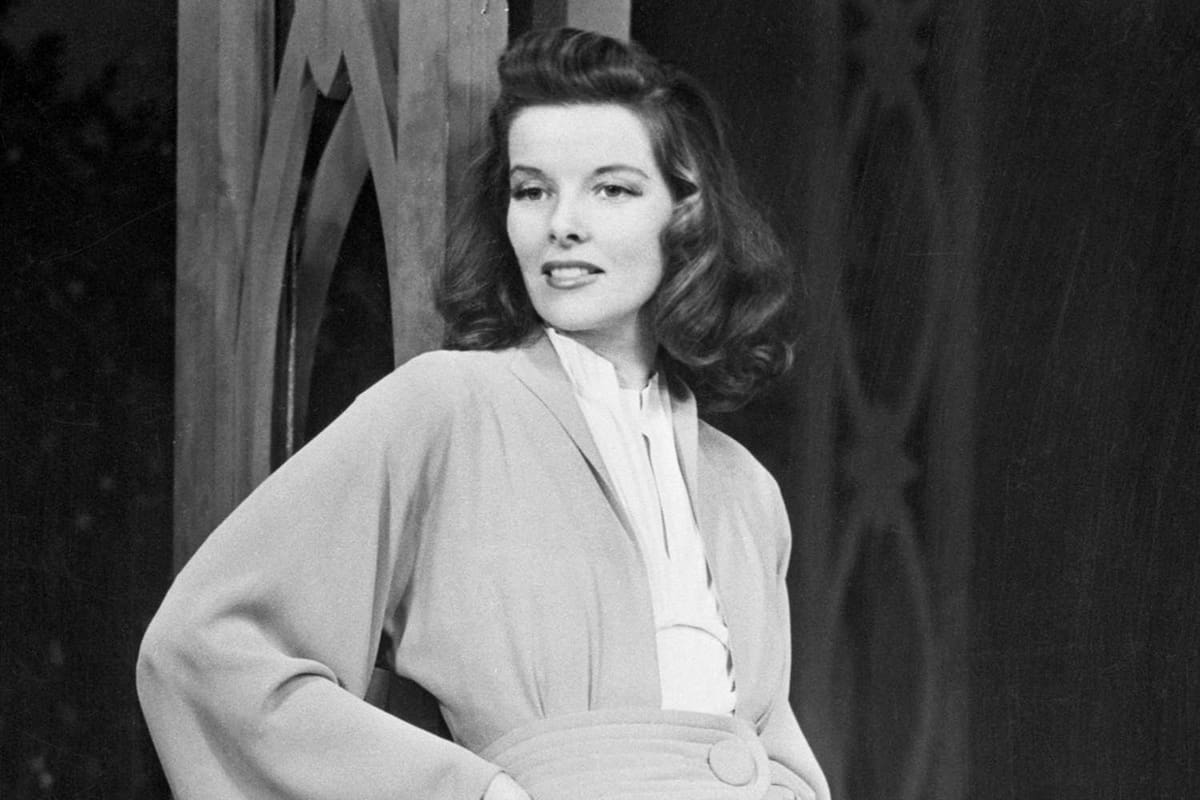 Katharine Hepburn fue una de las actrices más icónicas de Hollywood, conocida por su independencia, su estilo único y su capacidad para interpretar papeles que desafiaban los estereotipos de género en su época.