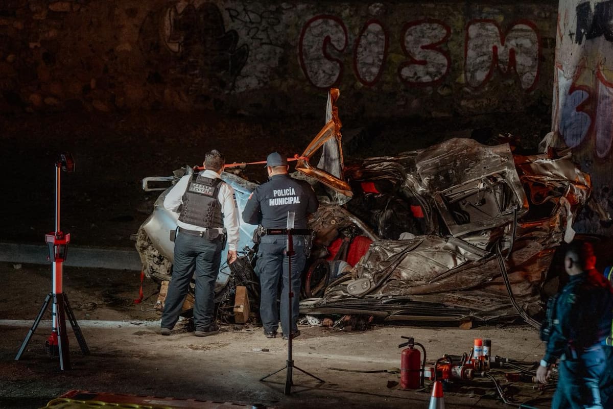 El choque ocurrió durante la madrugada a la altura del puente Lázaro Cárdenas. Las víctimas quedaron prensadas dentro del vehículo. Foto: Border Zoom