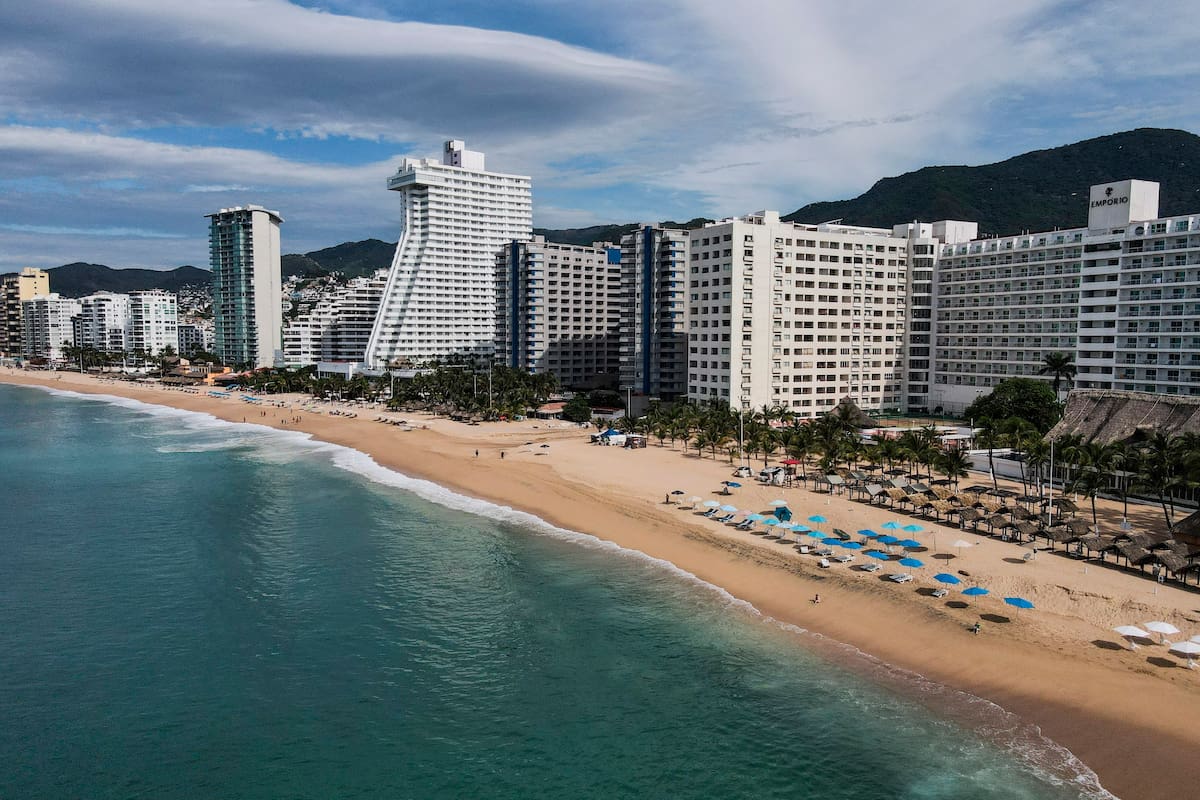 Así rehabilitan las playas del Puerto de Acapulco para período vacacional tras desastre natural