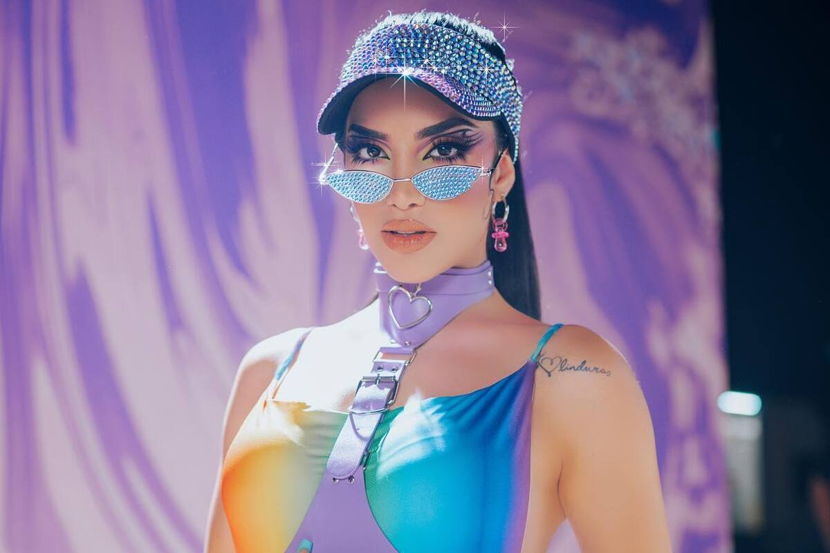 Kimberly Loaiza deleita a sus fanáticos con mini vestido naranja