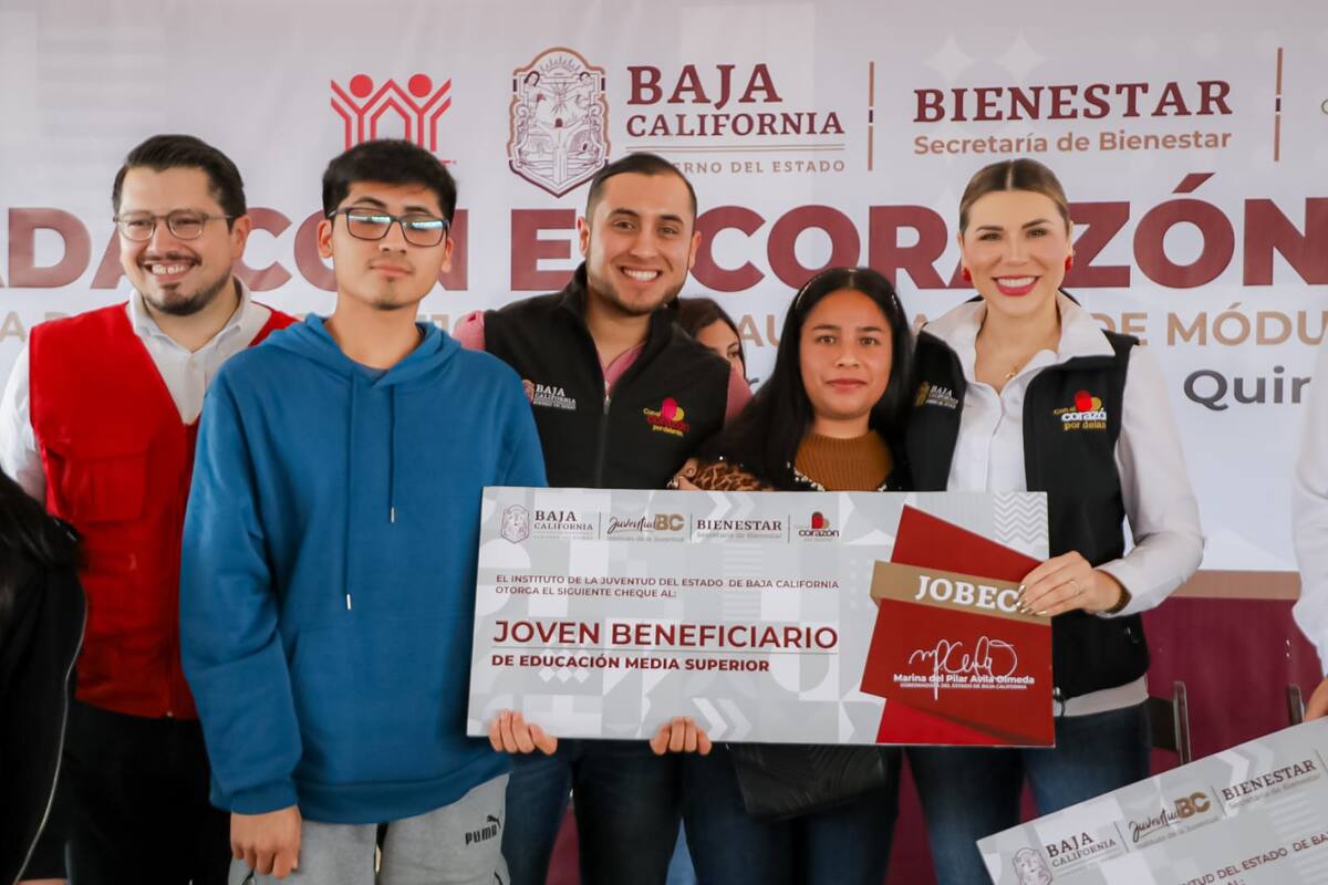 Invita gobernadora a jóvenes a recibir beca JOBEC y continuar sus estudios