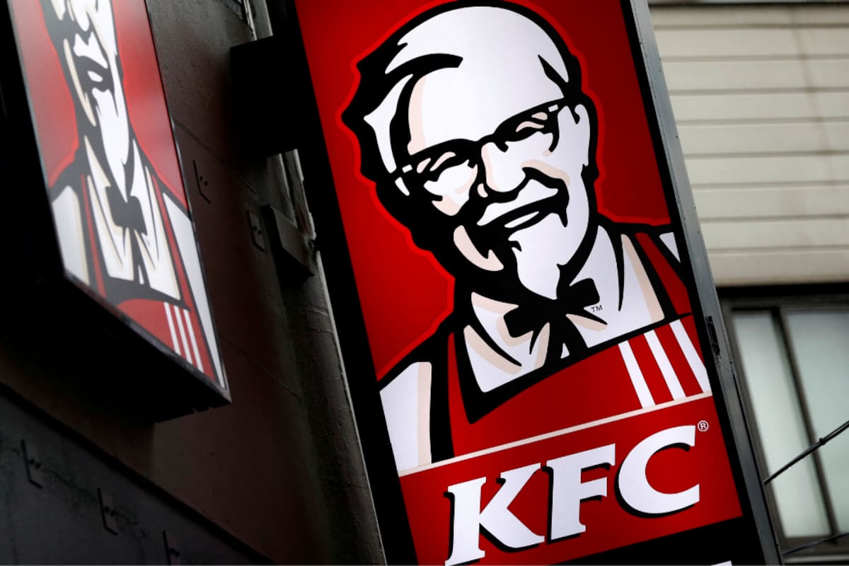KFC rompe una alianza de casi 40 años con PepsiCo y elige a Coca-Cola para abastecer sus 3 mil 718 restaurantes en Estados Unidos a partir de 2027, en un momento en que su antiguo socio busca recuperar ventas y mejorar sus márgenes