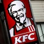 KFC rompe una alianza de casi 40 años con PepsiCo y elige a Coca-Cola para abastecer sus 3 mil 718 restaurantes en Estados Unidos a partir de 2027, en un momento en que su antiguo socio busca recuperar ventas y mejorar sus márgenes