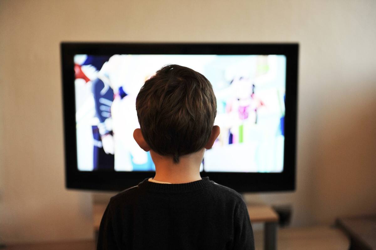 Los niños pasaron casi 5 horas al día viendo televisión durante la pandemia