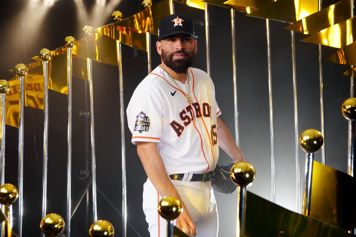 Debuta el mexicano José Urquidy en Serie Mundial 2022 de MLB y hace historia