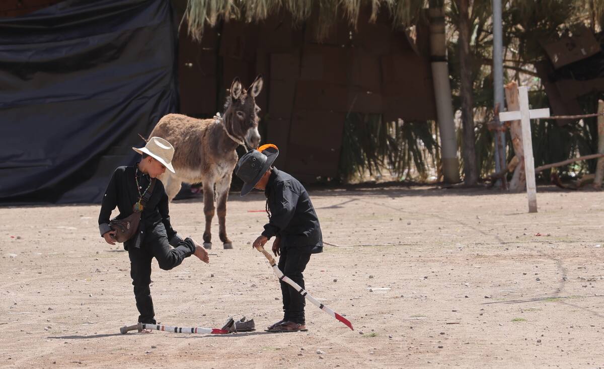 Los fariseos de la ramada de la Revolución invitan a las actividades que realizan en la Semana Santa. FOTOS: JULIÁN ORTEGA