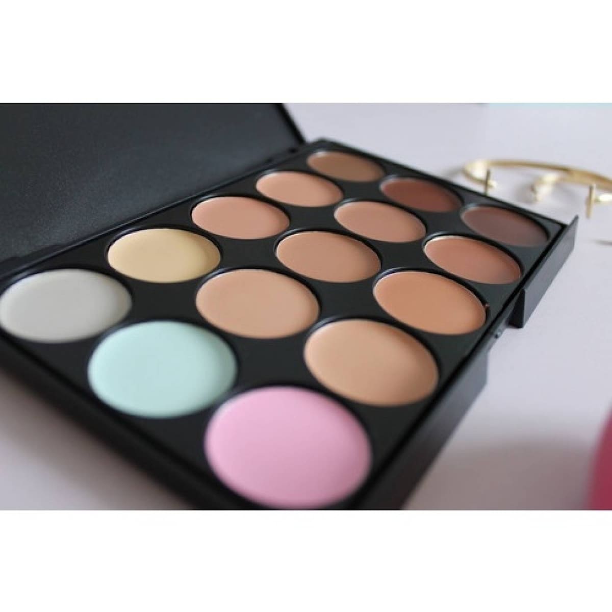 Cada color de corrector tiene un propósito en específico.