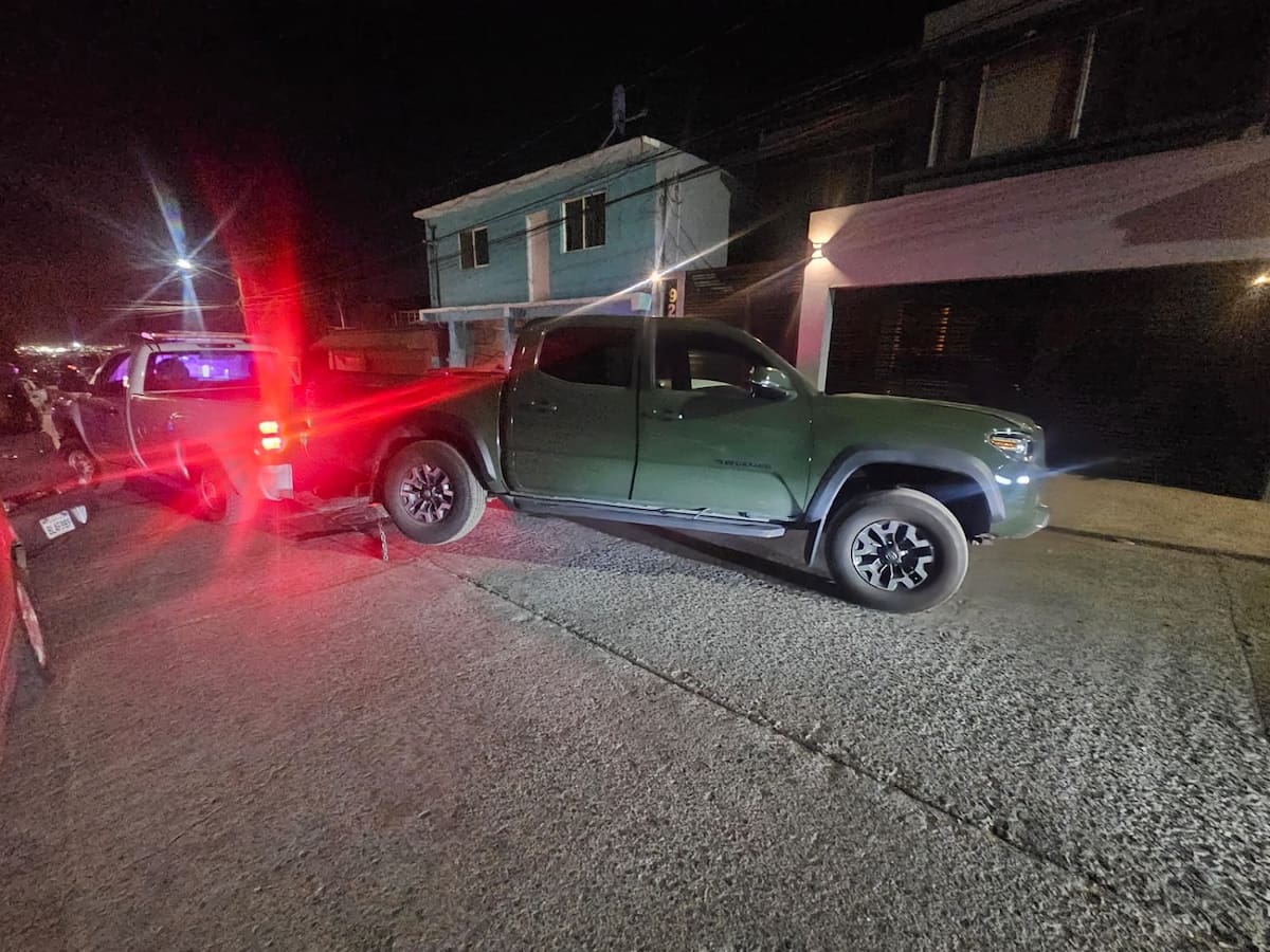 Vehículo tipo pick up, marca Toyota, línea Tacoma, verde, modelo 2021, con placas de circulación de California.