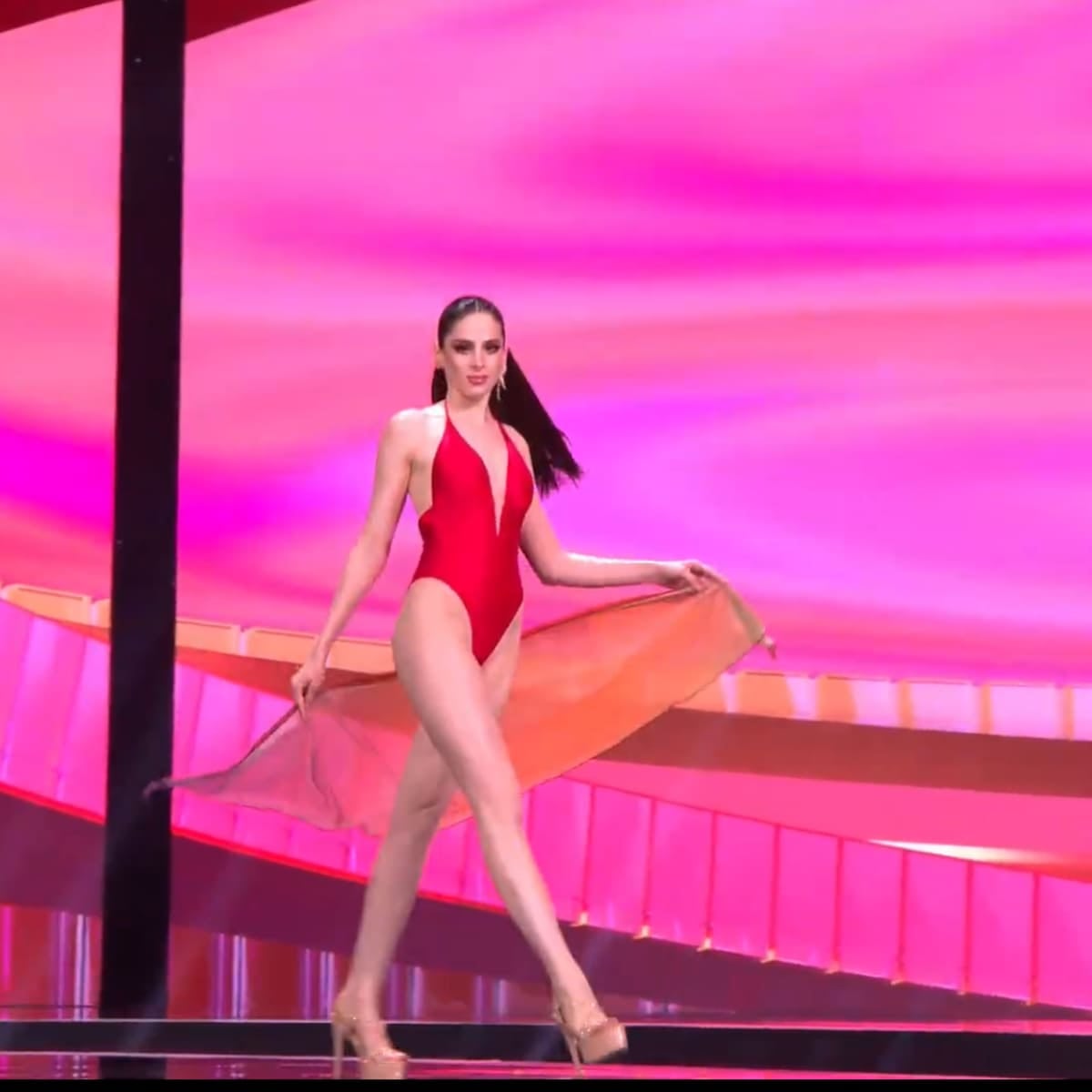 La modelo, originaria de Teapa, Tabasco, optó por una coleta alta y maquillaje con sombras ahumadas, rubor rosado y labial rojo, un look que complementó su seguridad en escena.