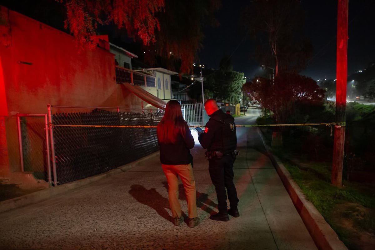 El cadáver presentaba huellas de violencia y fue localizado sobre una banqueta, a plena vista de vecinos. Foto: Border Zoom