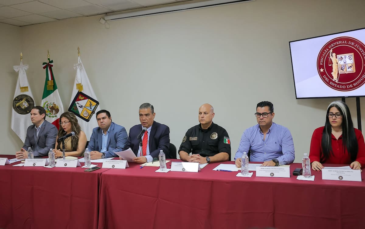 El fiscal Gustavo Rómulo Salas (centro) acompañado de otros funcionarios de la FGJE durante la rueda de prensa para dar a conocer las investigaciones. FOTO: ELEAZAR ESCOBAR