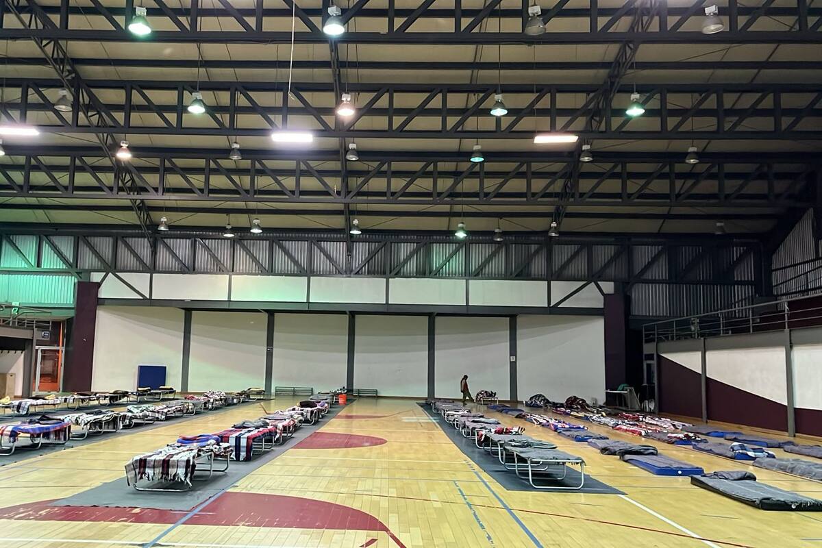 Familia acude a refugio de la Unidad Deportiva de Tijuana