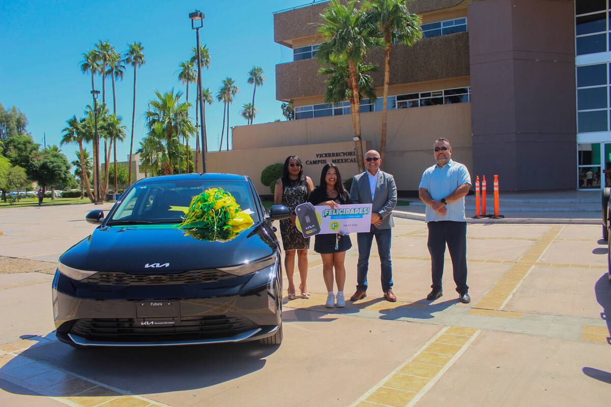 Se hizo entrega del premio principal del Primer Sorteo de Colaboradores, un automóvil de la marca KIA modelo K3 2025 a Hania Belén de Tijuana.