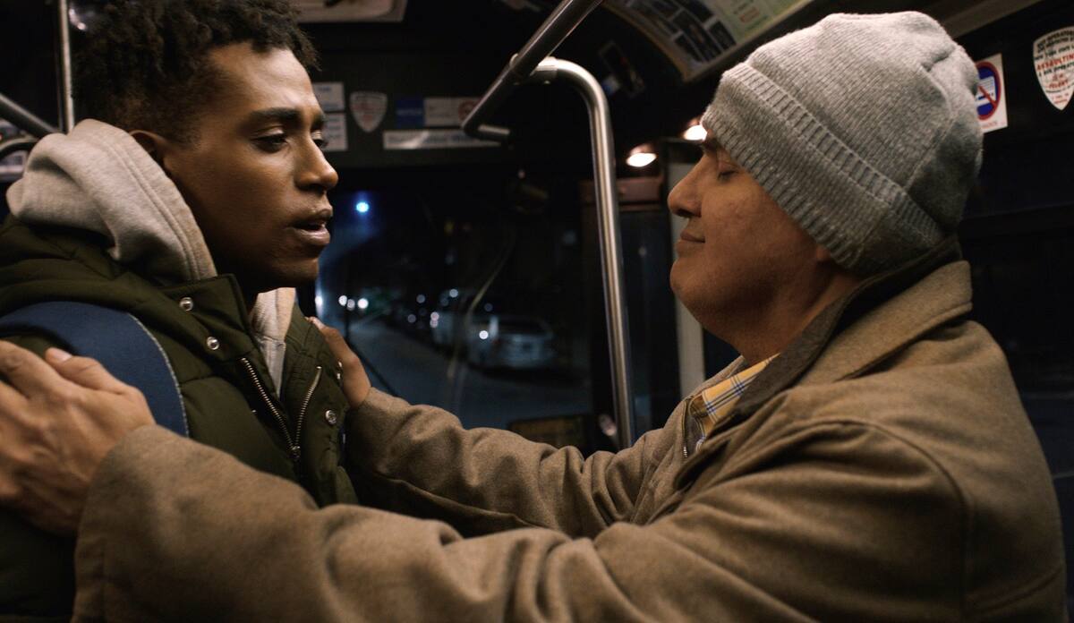 En esta imagen difundida por Doug Roland Films, Steven Prescod como Tereek, izquierda, y Robert Tarango como Artie en una escena de "Feeling Through". (Doug Roland Films via AP)