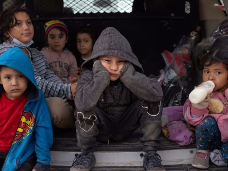 Casi 3 mil cuidadores o potenciales cuidadores de niños migrantes han sido detenidos en Estados Unidos; las operaciones de ICE y DHS apuntan a patrocinadores sin estatus migratorio y podrían dejar a miles de menores nuevamente bajo custodia federal