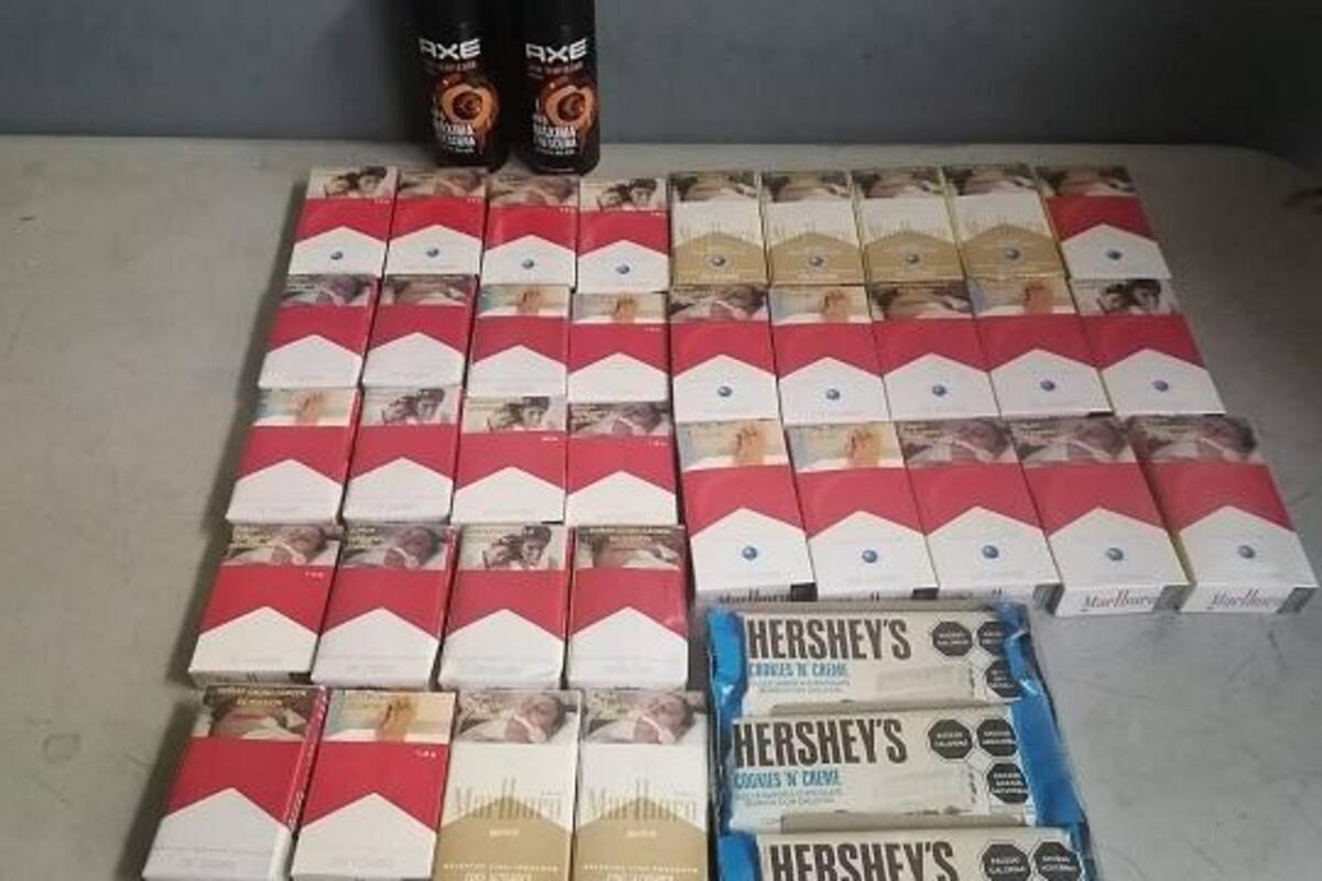 Irrumpe y roba cigarros, chocolates y desodorantes de tienda