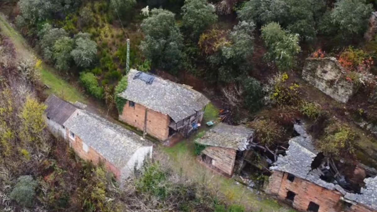 La casa de piedra, ubicada en un pueblo casi despoblado de El Bierzo, conserva parte de su estructura original pese al abandono y ahora será sometida a una reforma integral para convertirla en un hogar. (YouTube/Monxileros)