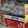 La principal fabricante de papas fritas de Japón modificará el diseño de sus empaques a blanco y negro debido a escasez de solvente de tinta por el conflicto en Medio Oriente