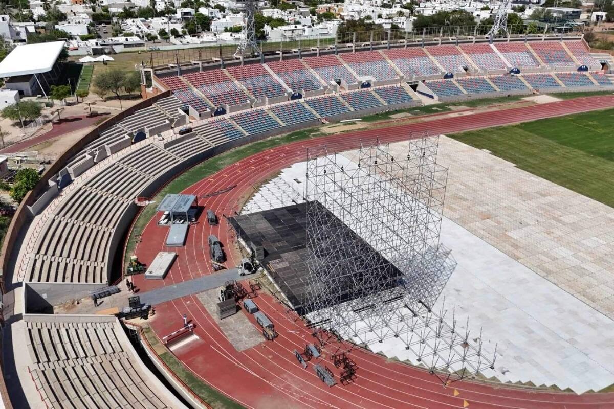 El escenario del cantante comienza a tomar forma.