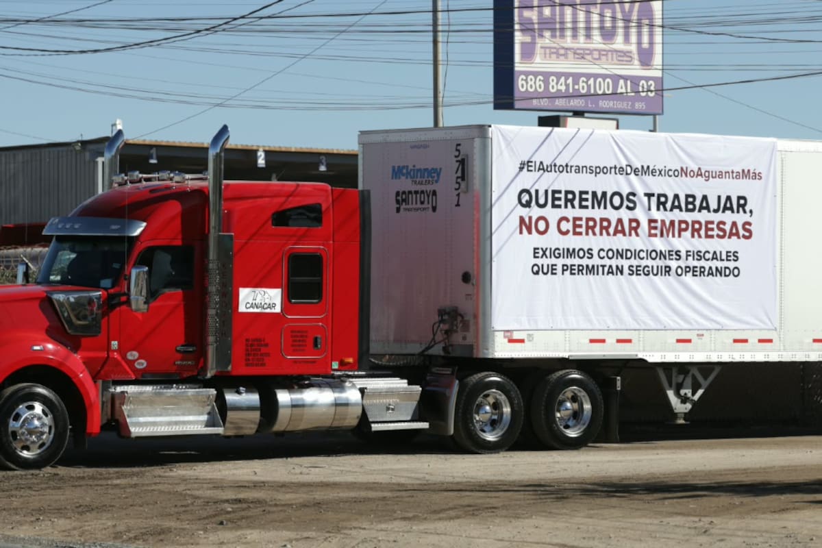 Transportistas realizan caravana en Mexicali para exigir seguridad y frenar extorsiones