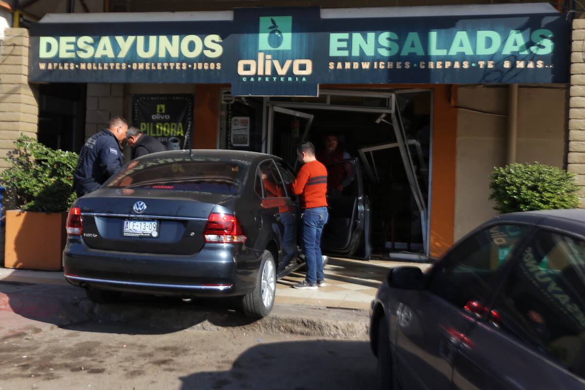 Entra en su auto a una cafetería