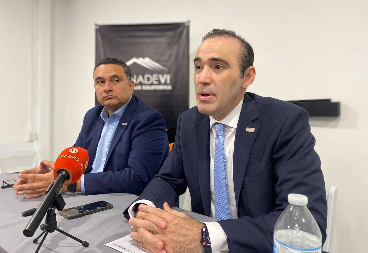 Raúl Grajeda Cerón y titular de la Cámara Nacional de la Vivienda de Baja California (Canadevi) y Xavier Fernando Ibarra Quintana, titular de la Canadevi en Tijuana.