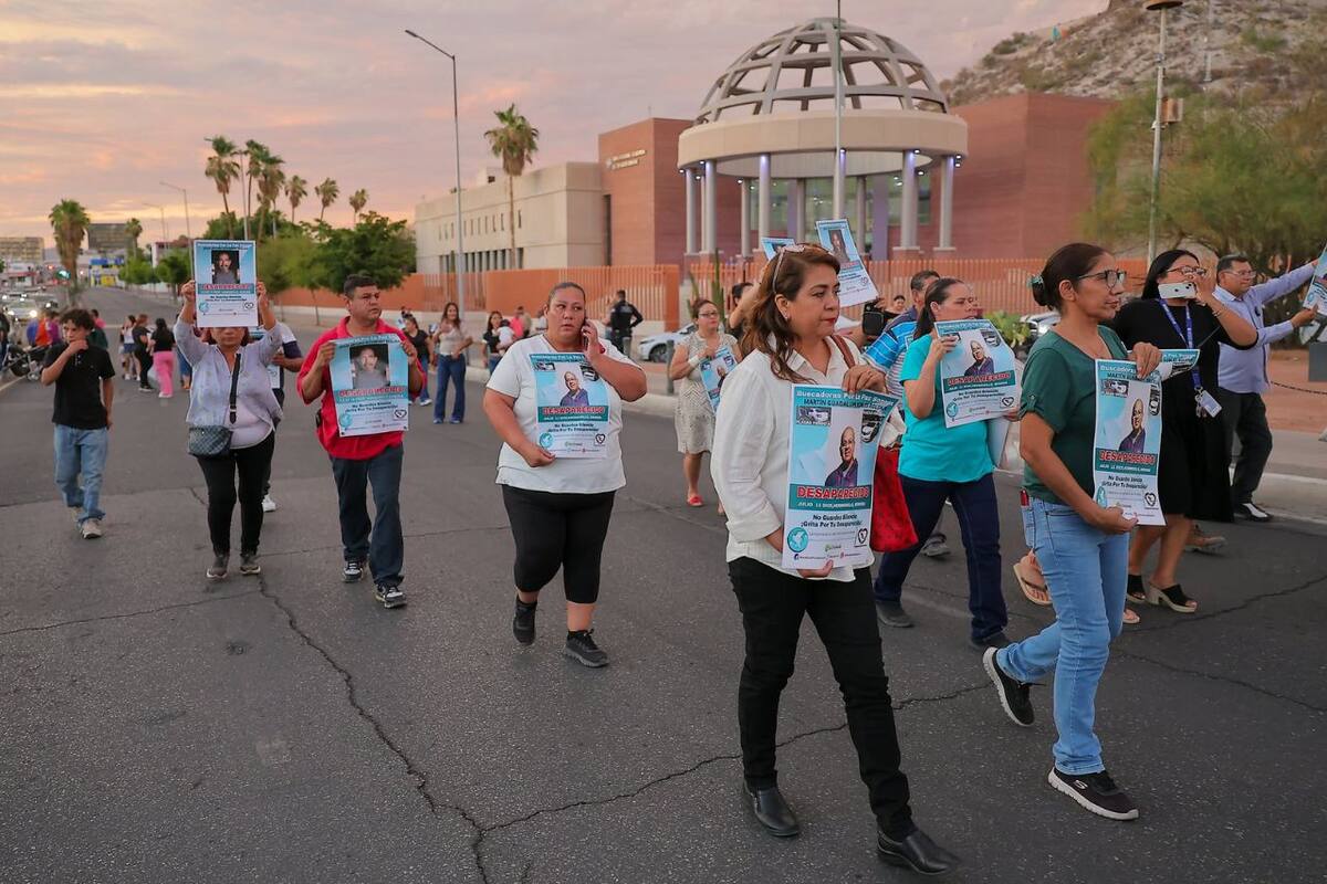 Bloquean bulevar Vildósola para exigir búsqueda de sus familiares desaparecidos en Hermosillo