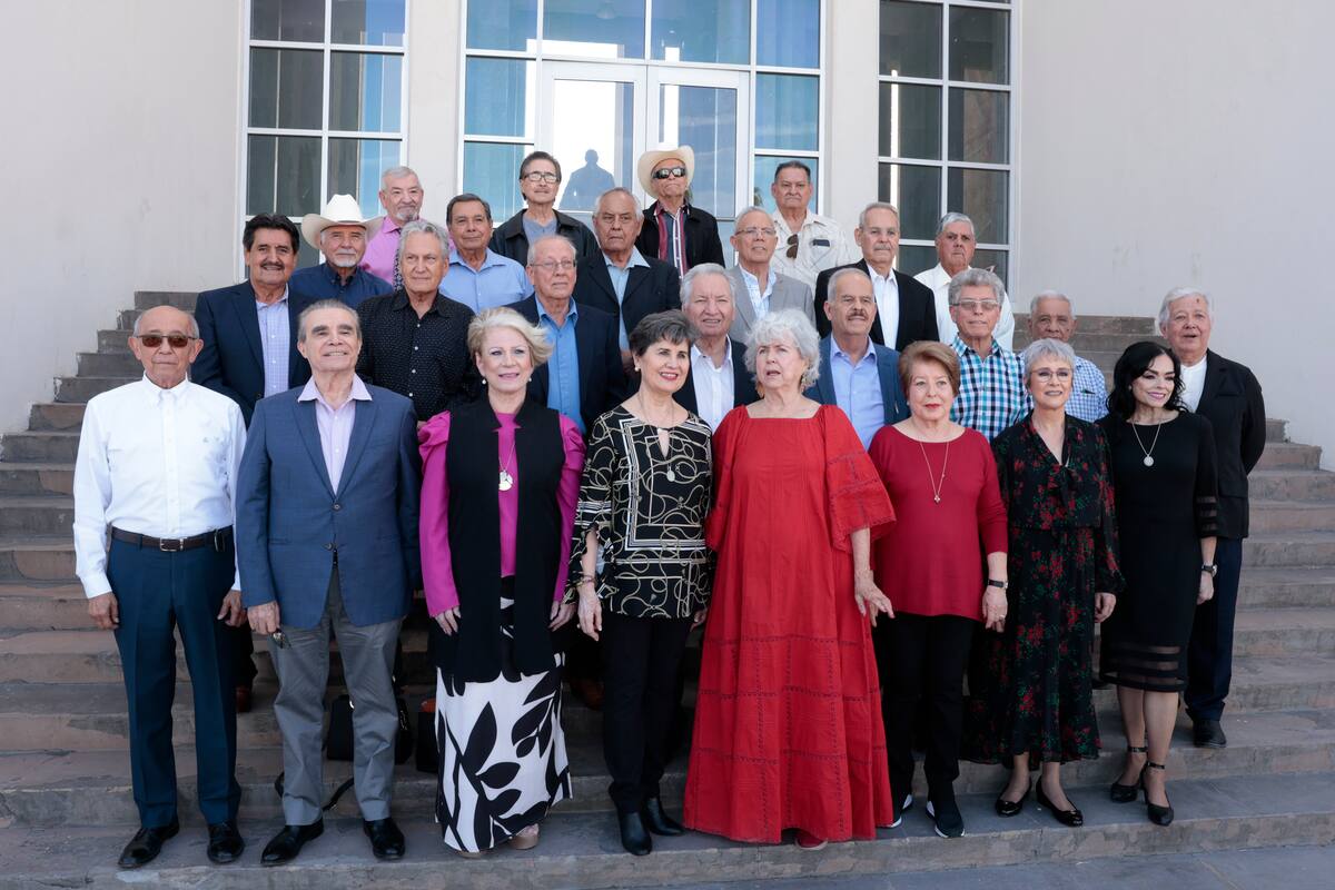Comparten alegrías después de 50 años de recibirse de la ECA