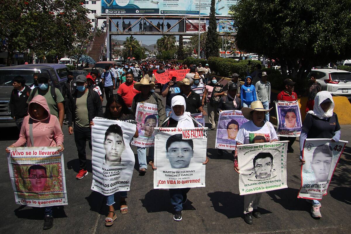 Miles de estudiantes exigen justicia por asesinato de normalista de Ayotzinapa