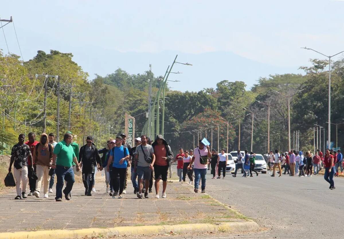 Migrantes caminan después de regresar de la Comisión Mexicana de Ayuda a Personas Refugiadas (Comar) en Chiapas. / EFE