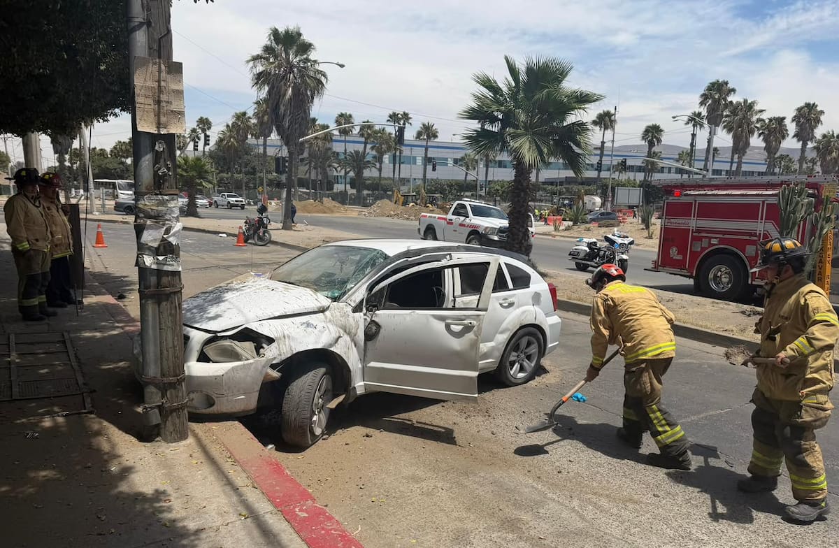 Una mujer de aproximadamente 50 años salió ilesa tras la volcadura de su vehículo en el bulevar Los Olivos Norte, donde solo se reportaron daños materiales.
Fotos: Border Zoom.